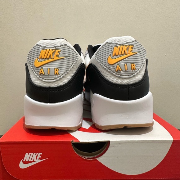 NIB Men Nike Air Max 90 FB9658 101  White/Photon Dust/Black/Laser Orange